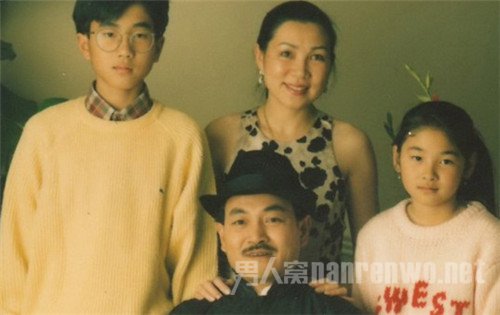 刘恺威母亲近照首曝光 是圈外人年轻漂亮 - 高
