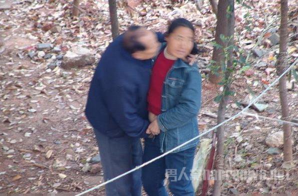 现如今男多女少,加上不少地区年轻的男性劳动力都要外出打工的关系