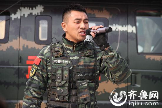 军旅歌手阿振聊城献唱 200余名武警观看精彩表演